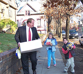 Governor Culver and his son and daughter deliver a Thanksgiving meal to a Des Moines shelter.