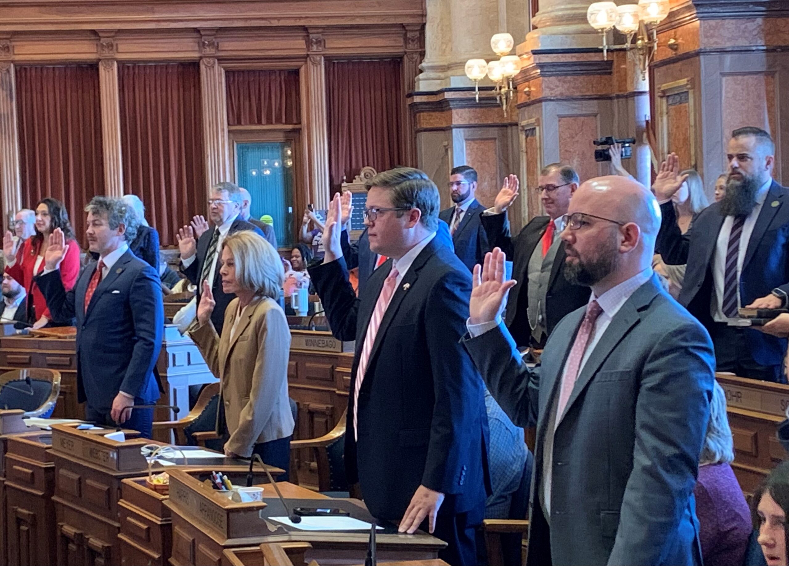 124 Iowa lawmakers sworn into office today - Radio Iowa