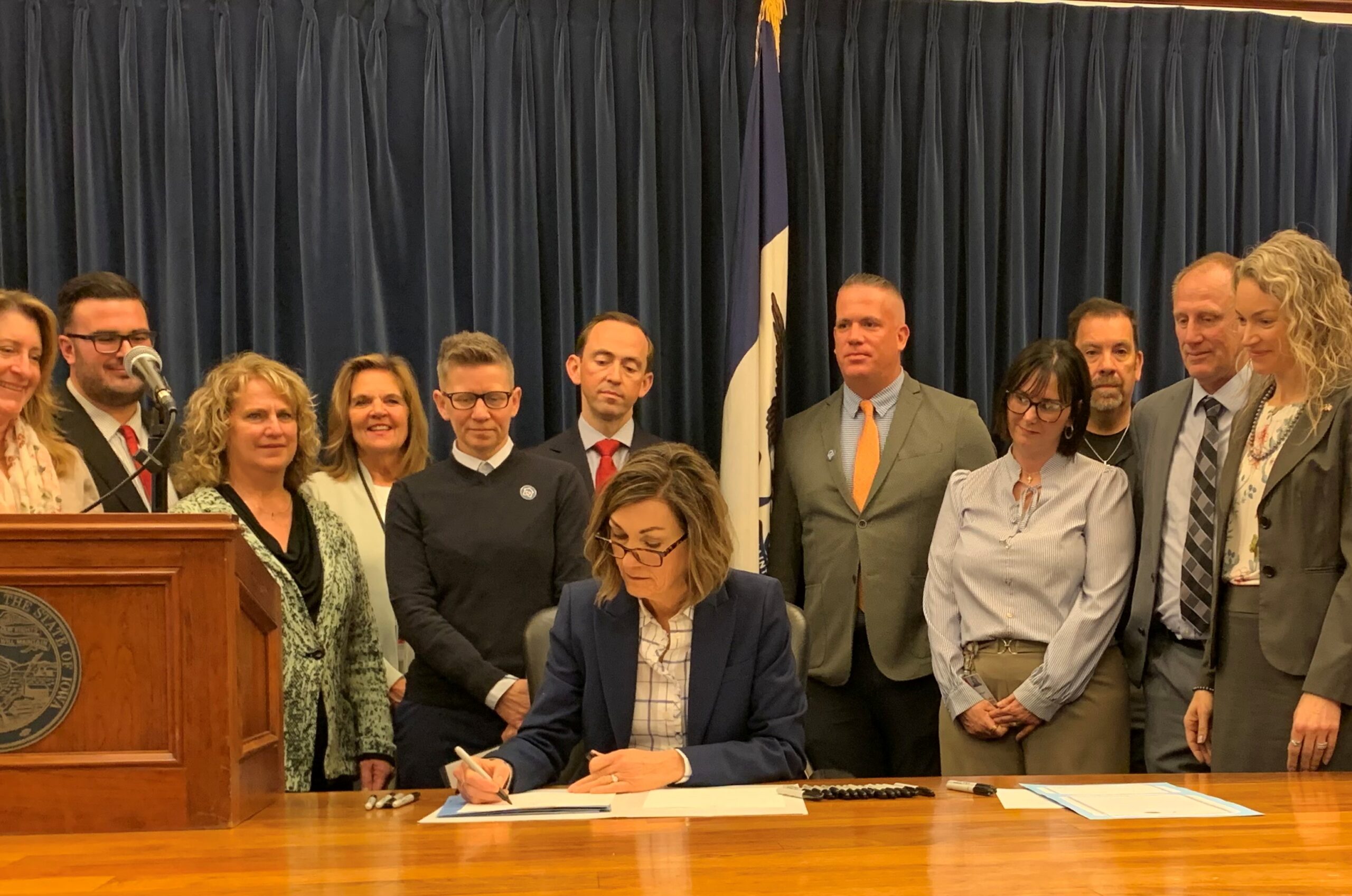 Governor signs bill changing Iowa foster parent training